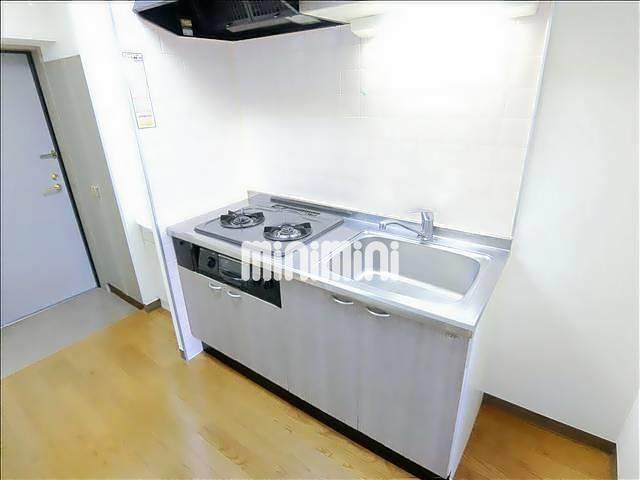 キッチン　上下に収納棚があり、便利ですね。