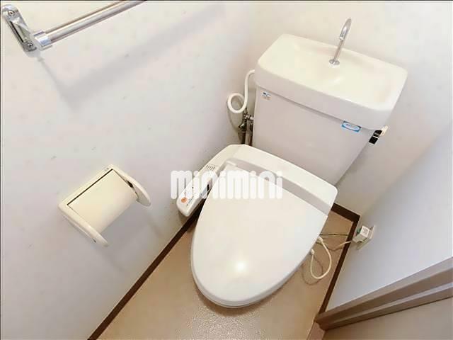 トイレ　温水洗浄便座付きのトイレですよ。