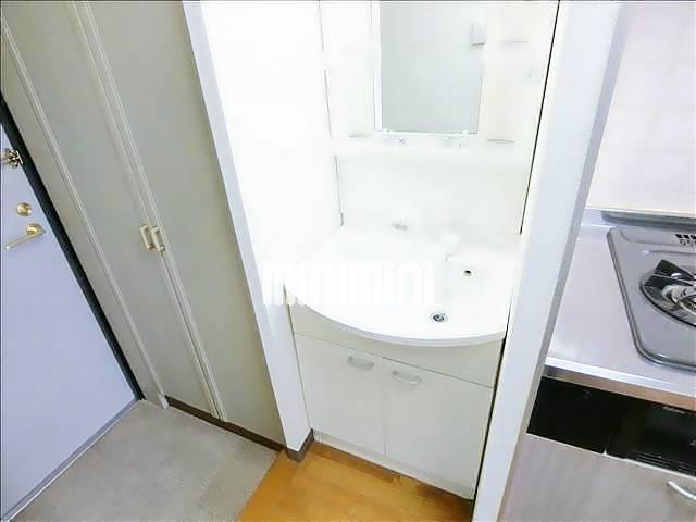 洗面設備　朝の身支度に便利な洗面台です。