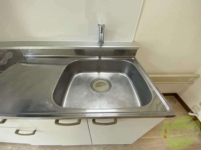 洗面設備　独立洗面台です。大きくてよいですね。シャンプーもできます。