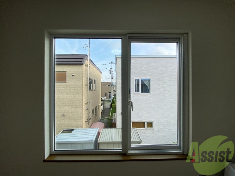 バルコニー　窓が沢山あると日がたっぷり入って気持ち良いですよね！