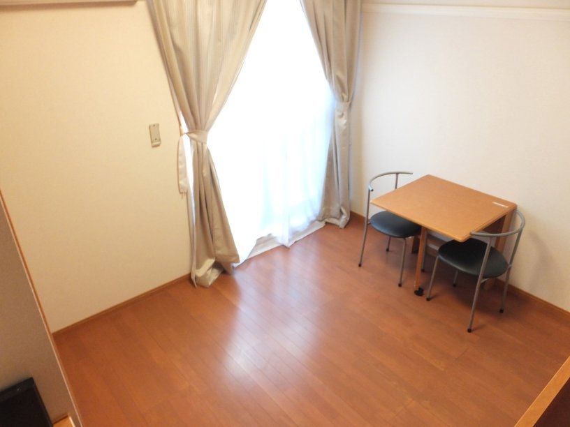 居室・リビング　フローリング仕様テーブルを折り畳めば更に広く使えます