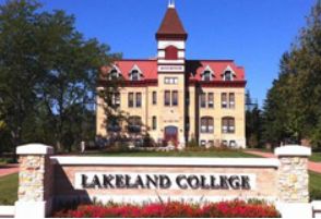 大学・短大　私立レイクランド大学ジャパンキャンパス（大学・短大）まで675m