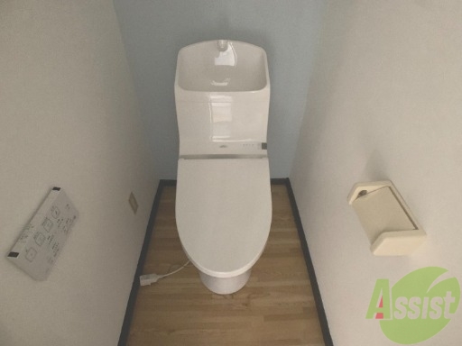 トイレ　温水洗浄便座なので快適に使用できそうですね。