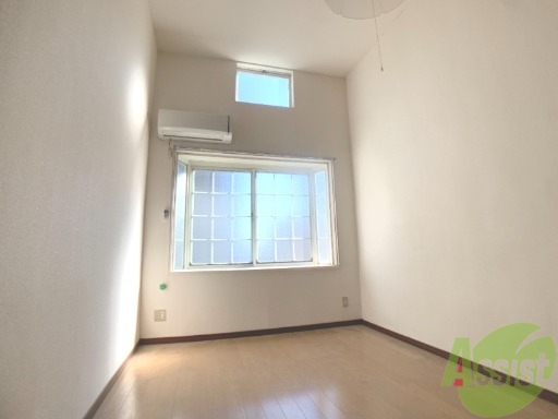 居室・リビング　６帖の洋室です。窓が大きく沢山光が入ってきます。