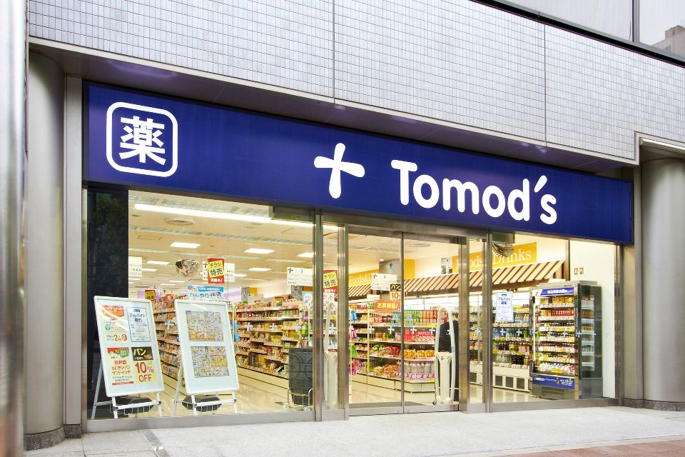 ドラックストア　薬局トモズ 茅場町店（ドラッグストア）まで71m