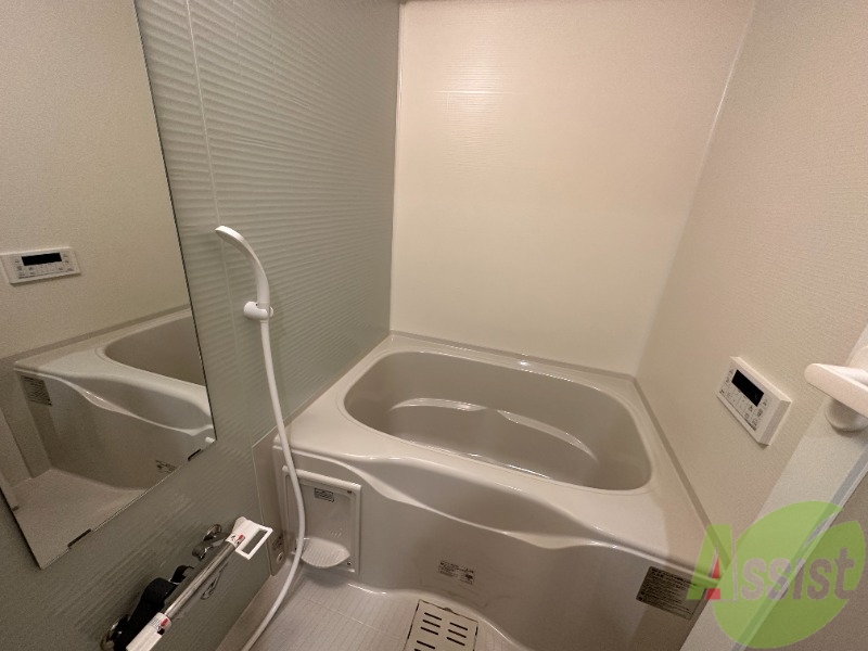 バス・シャワールーム　浴室はシンプル。一人暮らしにはちょうど良いサイズですね。