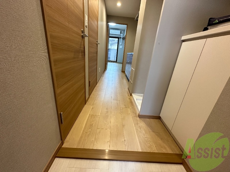 玄関　玄関から撮影しました。明るい印象ですね。