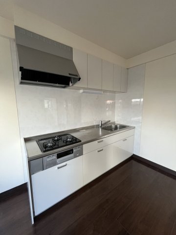 キッチン　3口コンロ・グリル付のシステムキッチンです♪