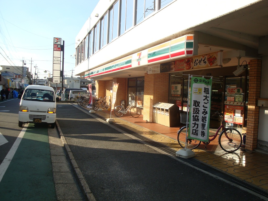 コンビニ　セブンイレブン京田辺河原店（コンビニ）まで135m
