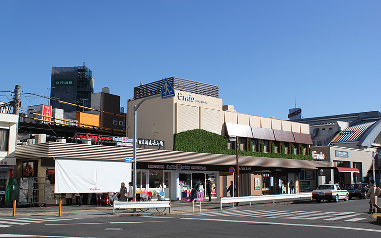 ショッピングセンター　Emio富士見台（ショッピングセンター）まで885m