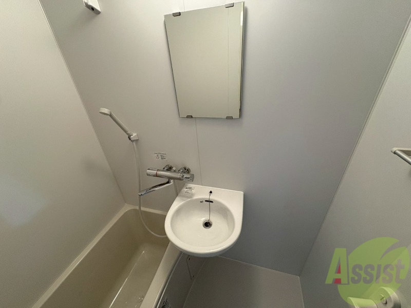 洗面設備　洗面台でございます。朝の身支度はこちらでどうぞ。