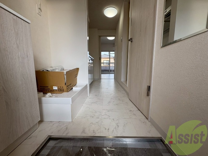 玄関　玄関から撮影しました。開放感がありますね。