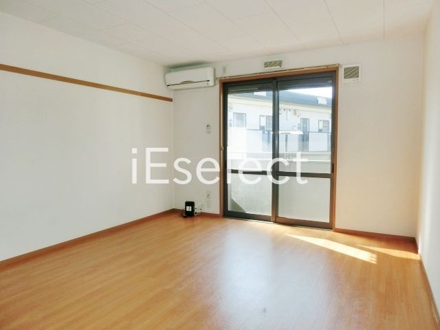 居室・リビング　明るい光が差し込む日当たり良好の居室です