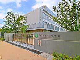 小学校　世田谷区立下北沢小学校（小学校）まで908m