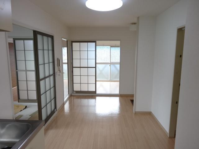 バス・シャワールーム　キッチン側から部屋が見渡せる間取りになってます