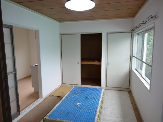 洗面設備　明るい和室です。収納もしっかりあります。