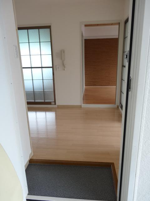 玄関　玄関は段差が少なく出入りしやすいです。