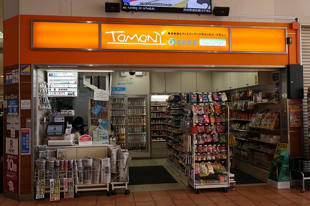 コンビニ　ＴＯＭＯＮＹ（コンビニ）まで448m