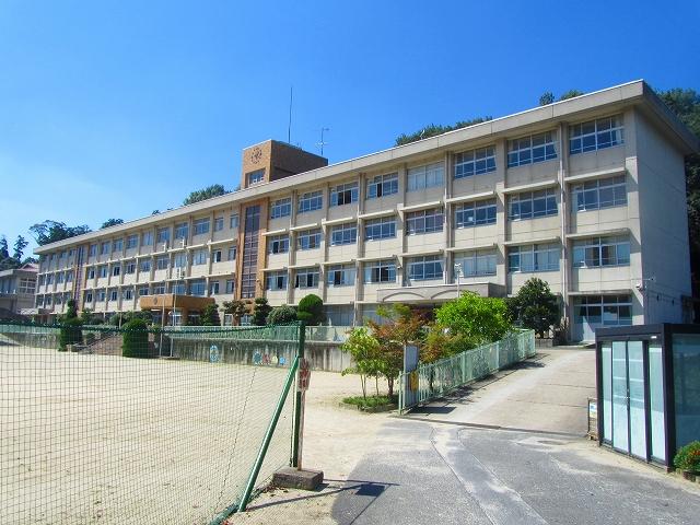 小学校　桜井市立朝倉小学校（小学校）まで855m