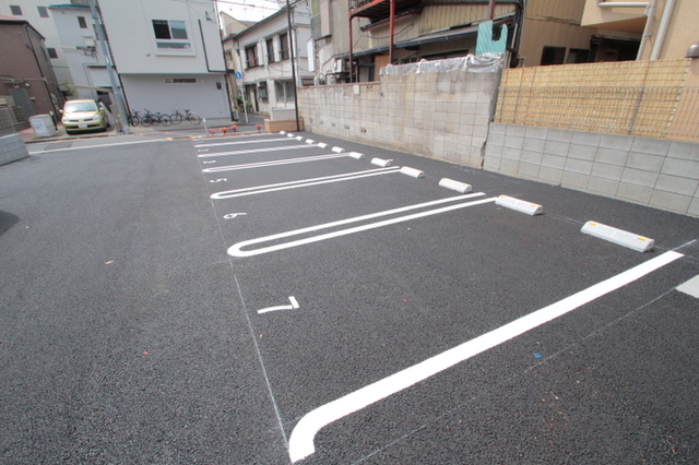 駐車場　駐車しやすい平置き駐車場完備