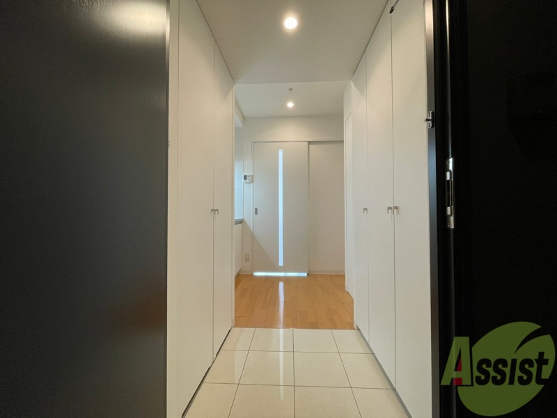 玄関　玄関の様子です。広い洋室にすぐ繋がっています。