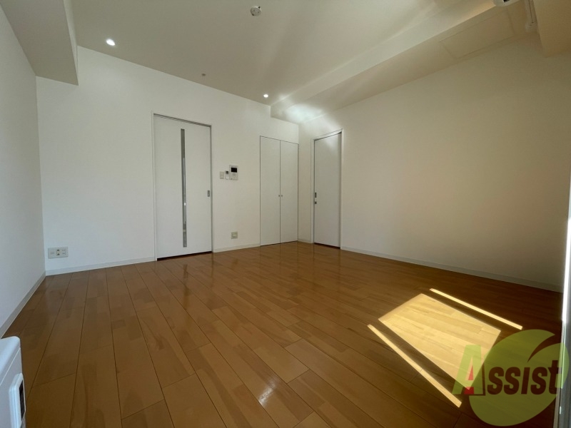 居室・リビング　８．９帖の洋室です。広々として、きれいですね。