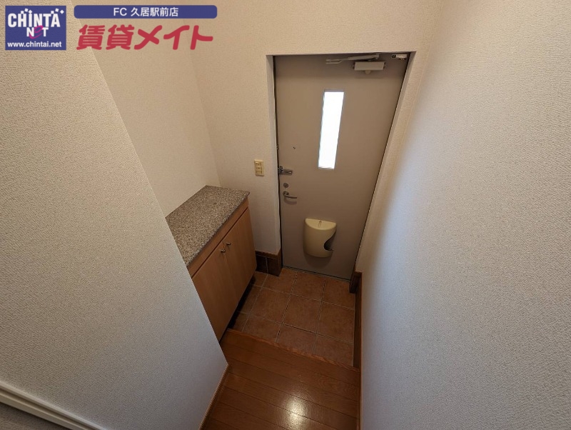 玄関　同タイプ部屋写真です。