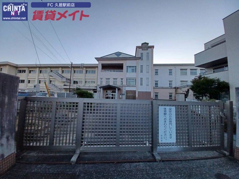 小学校　津市立成美小学校（小学校）まで858m