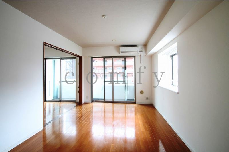 居室・リビング　二面採光のリビングダイニング