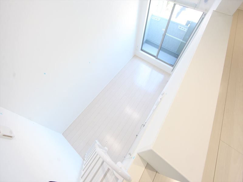 バルコニー　洋室5.8帖　エアコン完備　バルコニーに面しています