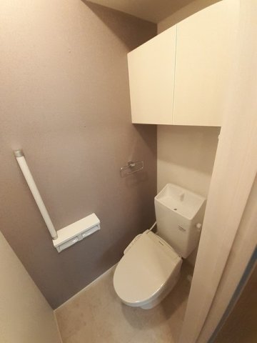 トイレ　落ち着いた色調のトイレです