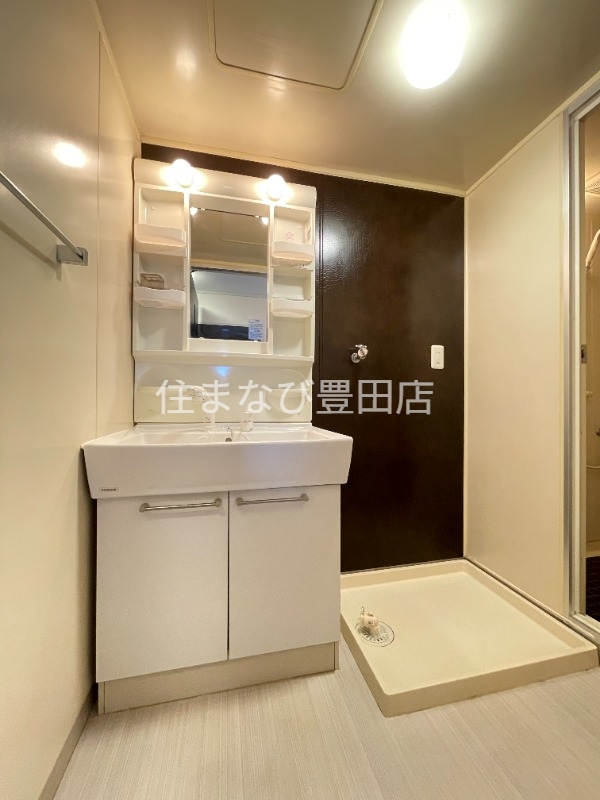 洗面設備　反転同型タイプ