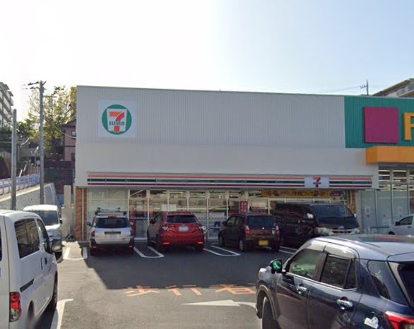 コンビニ　セブンイレブン（コンビニ）まで808m