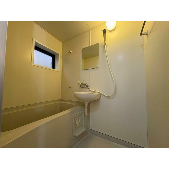 バス・シャワールーム　浴室に窓有