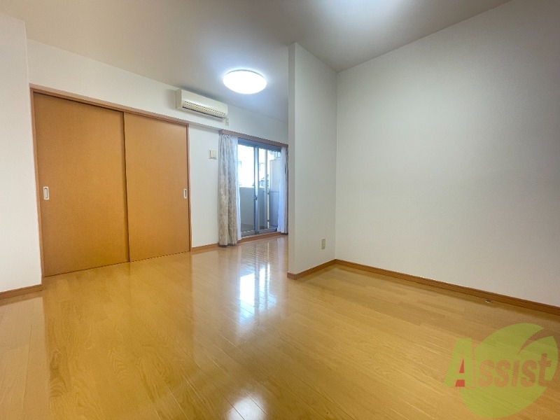 居室・リビング　こちら生活のメインとなる洋室になります。