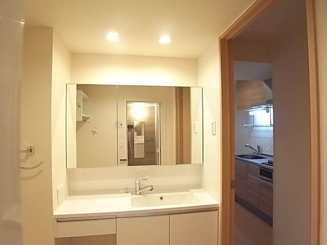 洗面設備　同メーカーの類似写真です