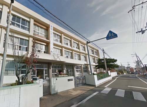 小学校　和歌山市立有功小学校（小学校）まで679m