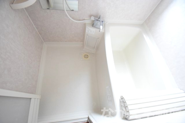 バス・シャワールーム　コンパクトで使いやすいお風呂です