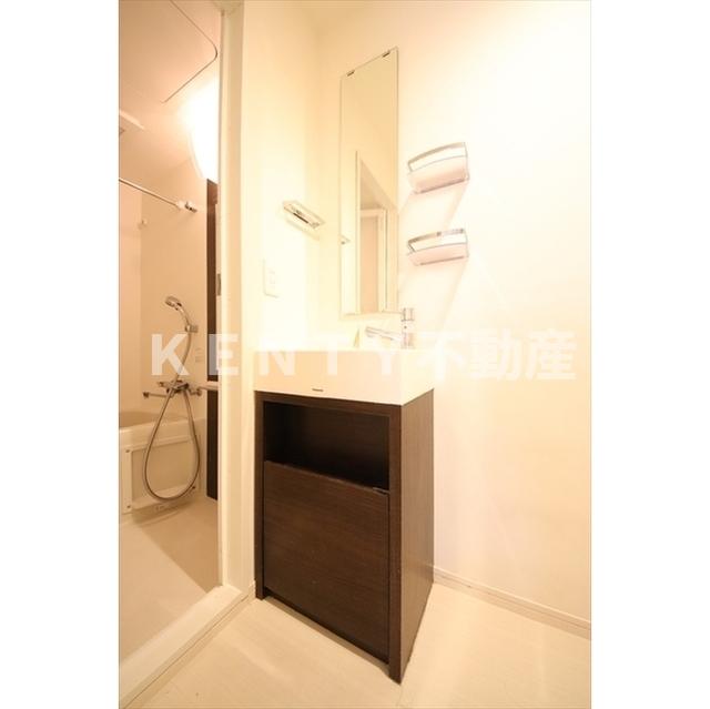 洗面設備　ゆったりとスペースのある洗面所