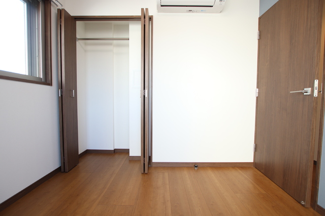 その他部屋・スペース　４．３帖の洋室にはクローゼット付でお部屋を広く使えます★