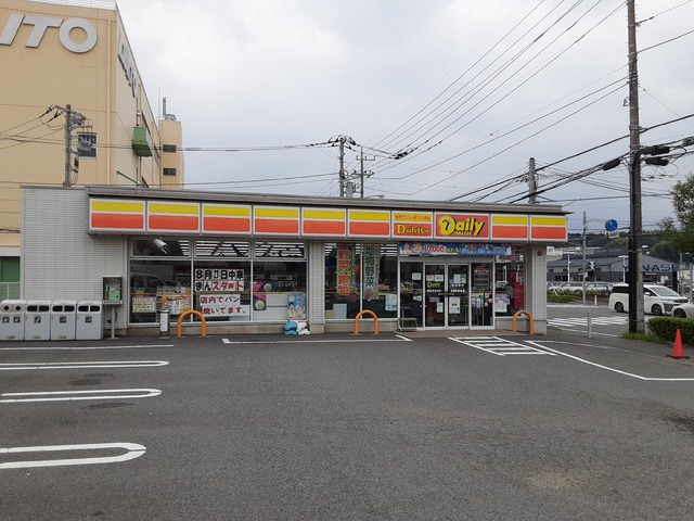 コンビニ　デイリーヤマザキ　横浜折本町店（コンビニ）まで300m