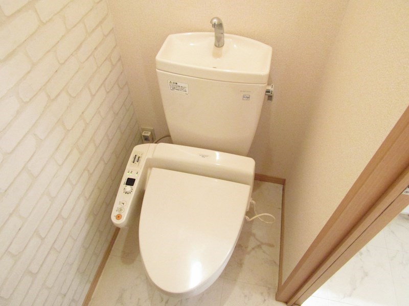 トイレ　温水洗浄便座
