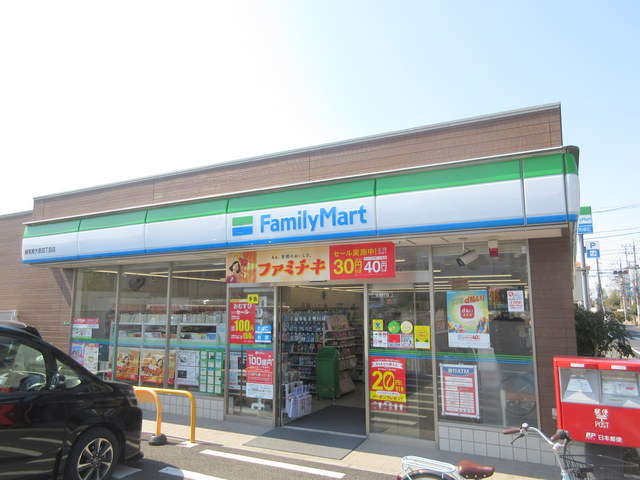 コンビニ　ファミリーマート（コンビニ）まで140m