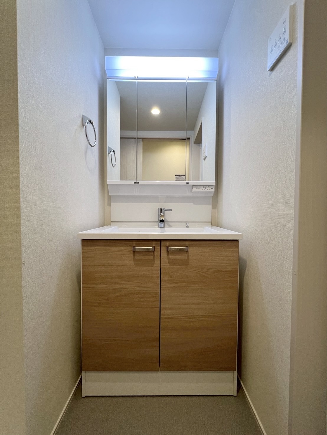 洗面設備　三面鏡独立洗面台