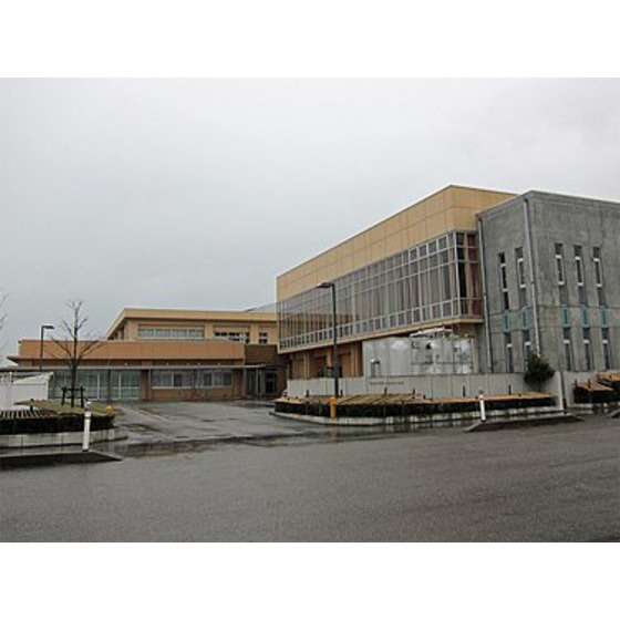 小学校　高岡市立戸出東部小学校（小学校）まで1863m