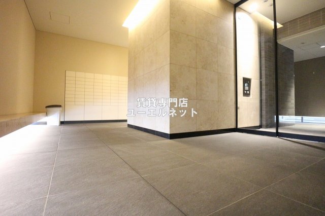 エントランス　毎日通る場所だからこそ、洗練された空間に