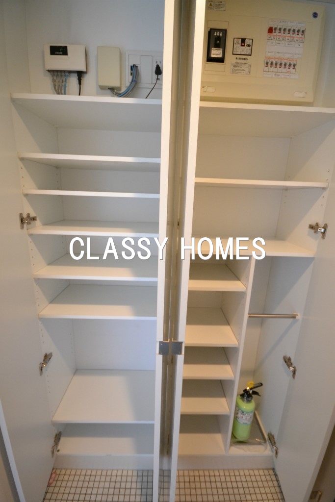 玄関　2006年竣工　コンフォリア芝浦バウハウス：玄関収納