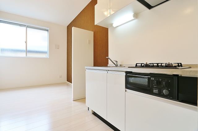 キッチン　調理スペースも広々で料理もはかどりそうですね