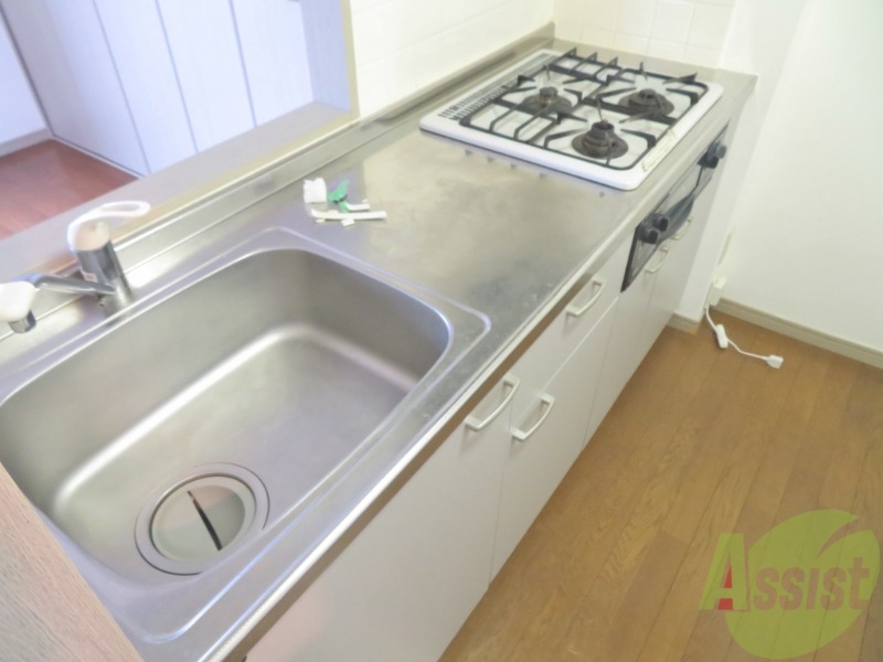 キッチン　シンプルで使いやすいキッチンです。下には収納もございます。